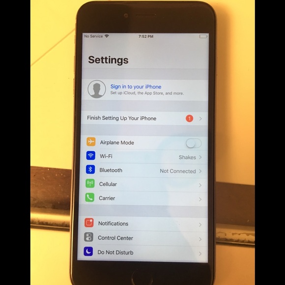 iPhone 6 - Picture 1 of 4